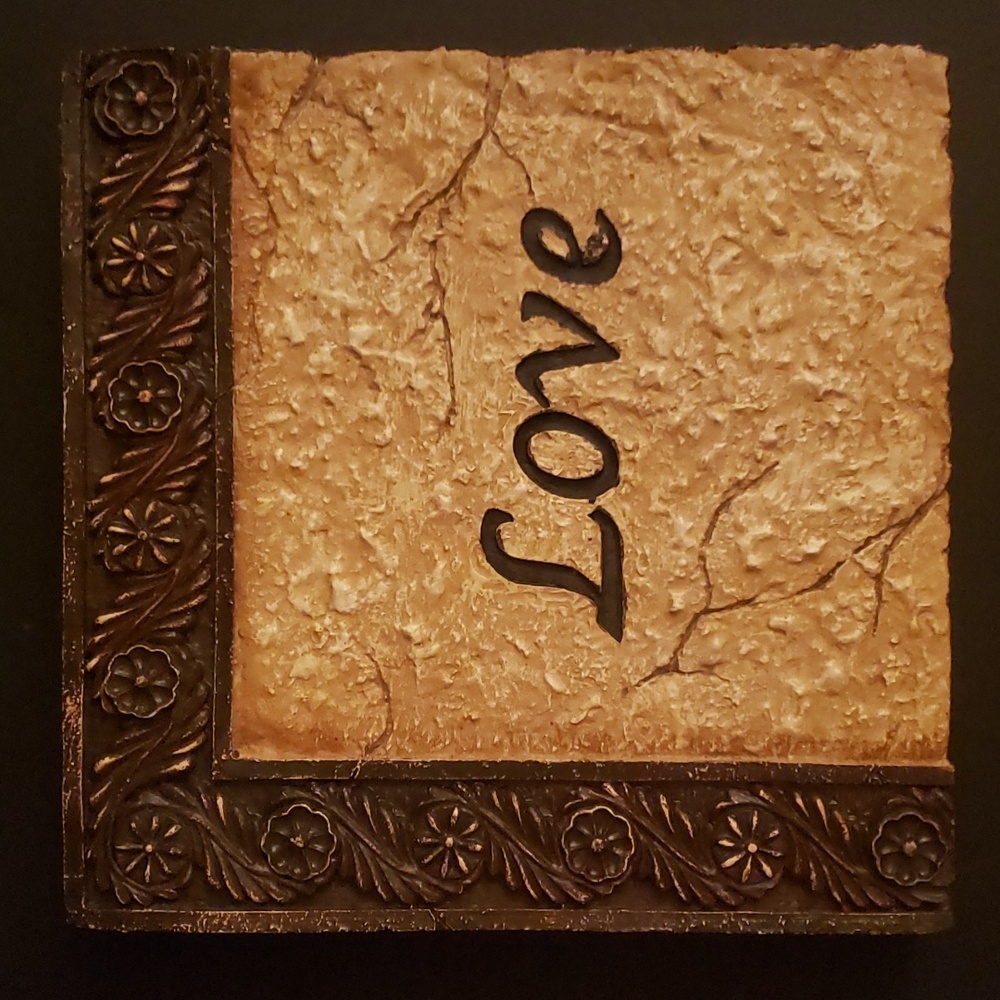 NWOT LOVE Resin Wall Plaque